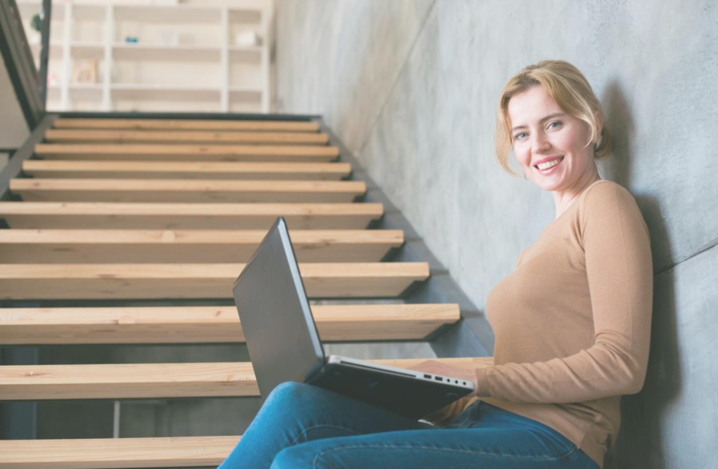 Interface d'automatisation financière montrant des tableaux de bord et des flux de données organisés